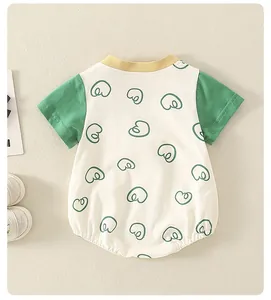 Détail d'un body bébé en coton avec manches vertes et encolure côtelée jaune vif