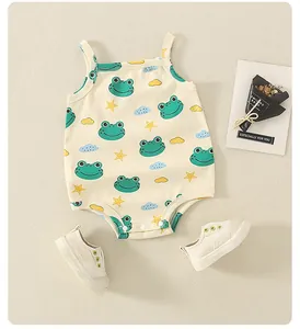 Flachbild eines Baby-Einteilers aus Baumwolle mit Froschmotiven und weißen Schuhen