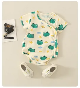 Detailaufnahme Baby Kurzarm-Baumwoll-Strampler mit süßem Frosch- und Sternen-Print