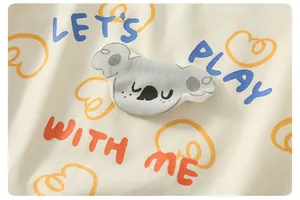 Détail du body bébé avec écusson koala 3D et texture en coton tricoté côtelé doux
