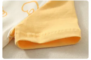 Détail de la manche d'un body bébé en coton doux avec double couture précise