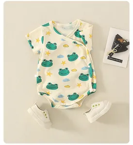 Detailansicht Baby Body mit Froschdruck und passenden weichen Lauflernschuhen für Babys