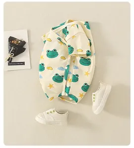 Baby-Kurzarm-Strampler mit grünen Froschmotiven und passenden weichen Segeltuchschuhen
