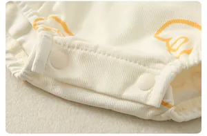 Détail d'un body bébé en coton avec tissu côtelé doux et fermetures à boutons-pression