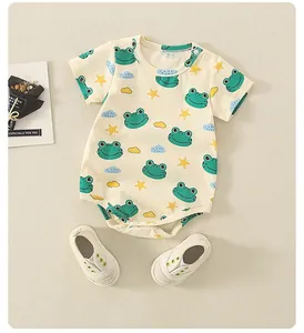 Flachbildaufnahme von Baby-Strampler aus Baumwolle mit Fröschen und Segeltuchschuhen