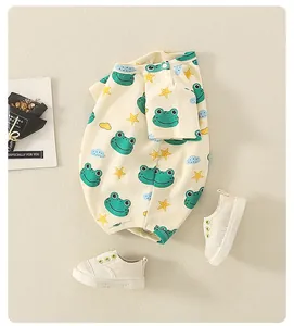 Detail eines Baby-Sommer-Stramplers mit Froschdruck und Knopfleiste aus weicher Baumwolle
