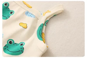 Detailaufnahme des Baby-Bodys aus Rippstrick mit Frosch- und Wolkenmuster in Beige