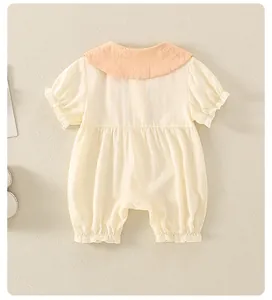 Detail der Baby-Sommer-Einteiler mit großem Kragen und Rüschenärmeln aus Baumwolle