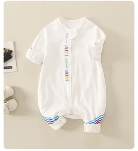 Detail eines weißen Baby-Stramplers aus Baumwolle mit Reißverschluss und buntem Streifenmuster