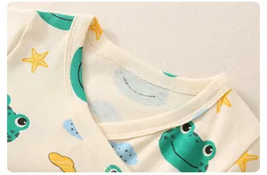 Detailansicht eines Baby-Bodys aus reiner Baumwolle mit süßen Frosch- und Seesternmustern