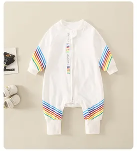 Detail eines Baby-Langarm-Stramplers mit regenbogenfarbenen Bündchen und Reißverschluss