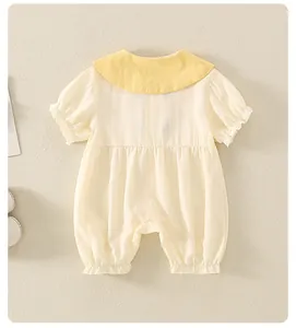 Details vom Baby Sommer Body aus Baumwolle mit gelbem Peter-Pan-Kragen und Rüschen