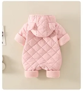 Dettaglio tutina neonato trapuntata rosa con orecchie da orso e bordi in peluche