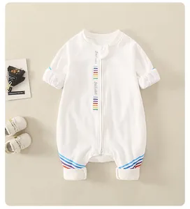Detail eines weißen Baby-Stramplers aus Baumwolle mit Reißverschlussschutz