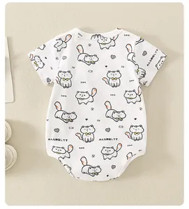 Detalle de body de algodón blanco para bebé con estampado de gato y botones a presión