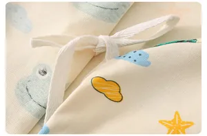 Detail eines weichen Baby-Bodys aus Baumwolle mit Comic-Drucken und flachem Bindeband
