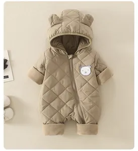 Dettaglio della tutina trapuntata kaki per neonati con orecchie da orso e bordi in peluche