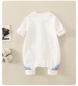 Baby-Einteiler aus Baumwolle mit bunten Regenbogenstreifen an der Seite des Beins