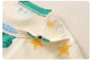 Nahaufnahme der Baby-Body-Schulter mit grünem Ripprand, Druckknöpfen und Meeresmotiven