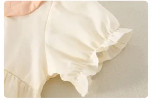 Detail eines Baby-Bodys mit Twill-Baumwolle und rosa Rüschenkragen-Design