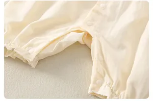 Detailansicht eines Babybodys aus Baumwolle mit Druckknöpfen und elastischen Beinbündchen