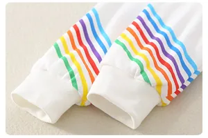 Detail eines Baby-Stramplers aus Baumwolle mit bunten Regenbogenstreifen und Rippbündchen