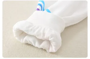 Detailaufnahme der Rippbündchen am weichen Baumwoll-Babybody mit Regenbogenmuster