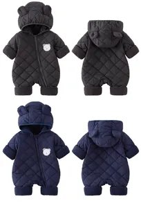 Vista dettagliata fronte e retro della tutina invernale per neonati con cappuccio a orso