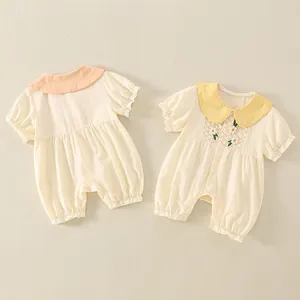 Baby-Baumwoll-Strampler mit Kurzarm, Smock-Brust und Blumenstickerei, Vorder- und Rückansicht