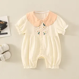 Kurzärmeliger Baby-Strampler aus Baumwolle mit Gänseblümchen-Stickerei und großem Kragen