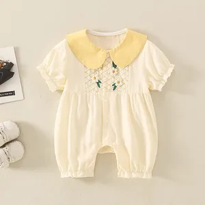 Baby-Strampler aus Baumwolle mit Bubikragen und Blumenstickerei in Cremefarbe