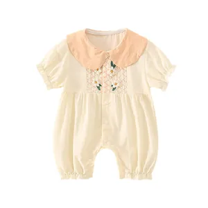 Baby Sommer-Einteiler aus Baumwolle mit Blumenstickerei und Peter-Pan-Kragen in Beige