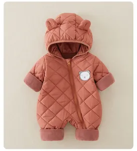 Dettaglio di tutina neonato trapuntata con cappuccio, orecchie da orso e bordi soffici