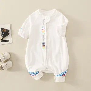 Weißer Baby-Strampler aus Baumwolle mit langen Ärmeln, bunter Stickerei und Reißverschluss
