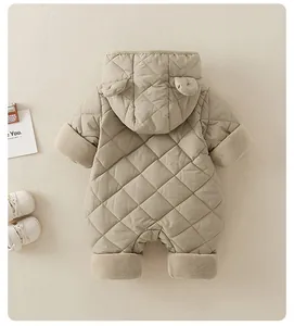 Dettaglio tutina invernale beige neonato con trapuntatura e fodera in morbido peluche