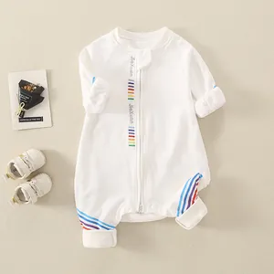 Baby-Strampler aus Baumwolle mit bunten Streifen und Reißverschluss auf beigem Stoff