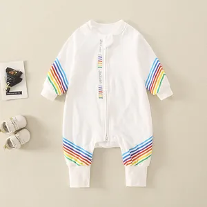 Baby Strampler aus weißer Baumwolle mit bunten Regenbogenstreifen und Reißverschluss