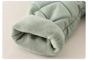 Dettaglio del cappotto trapuntato verde menta per neonati con calda fodera in pile