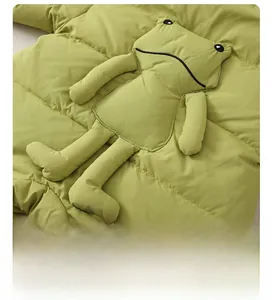 Detail of the 3D立体 frog decoration on the back of green baby winter puffer jumpsuit