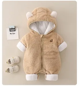 Dettaglio della tutina con cappuccio per neonati in pile marrone chiaro con orecchie da orso