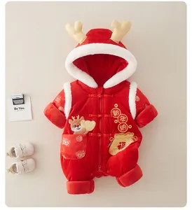 Dettaglio della tutina invernale rossa per neonati con ricamo festivo e bordi in peluche