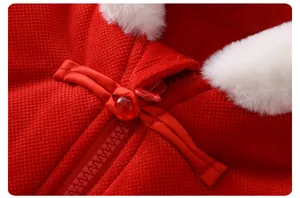 Dettaglio macro del cappotto invernale per neonati con alamaro e collo in pelliccia