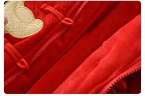 Dettaglio del vestito rosso di Capodanno per neonati con fodera in pile e nodi cinesi