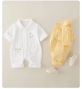 Detailaufnahme der Baby-Baumwollstrampler mit Stickerei und Knopfkragen-Design