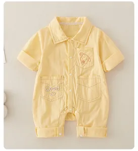 Detailansicht Baby-Baumwoll-Strampler mit Reverskragen, Knopfleiste und Welpen-Stickerei