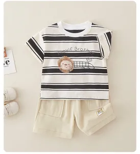 Detalle de conjunto de algodón para bebé con camiseta de león a rayas y pantalón beige
