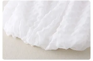 Vista de primer plano de la textura de burbujas blanca en un vestido de verano infantil