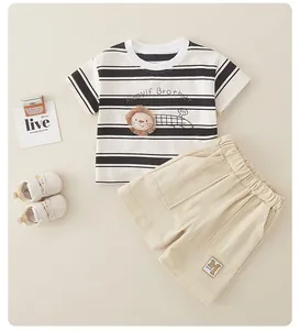 Detalle de conjunto de algodón infantil con camiseta de león a rayas y pantalones