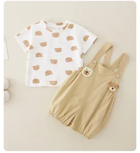 Détail de l'ensemble d'été bébé avec t-shirt ours et salopette courte couleur kaki