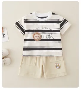 Detalle de conjunto de verano de algodón para bebé con camiseta a rayas y león